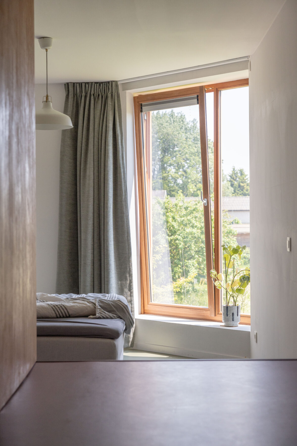 Slaapkamer met zicht op de tuin